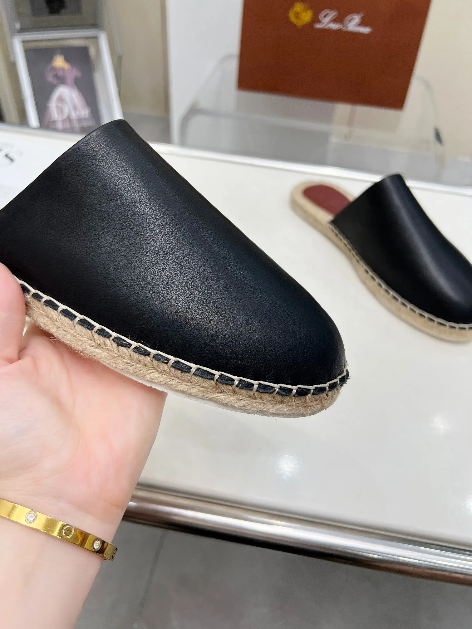 Men's men's shoes 💰520 🧚‍♂️.Loro Piana*👉Top genuine high-end fisherman's shoes and half-drag style👉Buy the original 1:1 copy💯💯💯 Founded the existing Loro Piana company on April 24, 1924. It is now the sixth generation of family business, providing high-quality products to customers who are discerning about taste and quality. ❤️Imported calfskin fabric. The lining is made of A-grade sweat-absorbent and breathable lining. 💯💯💯 Purely handmade. 💯Authentic packaging. Original one-to-one molded outsole. The favorite sandals of Middle Eastern tycoons. Code number: 39-46.